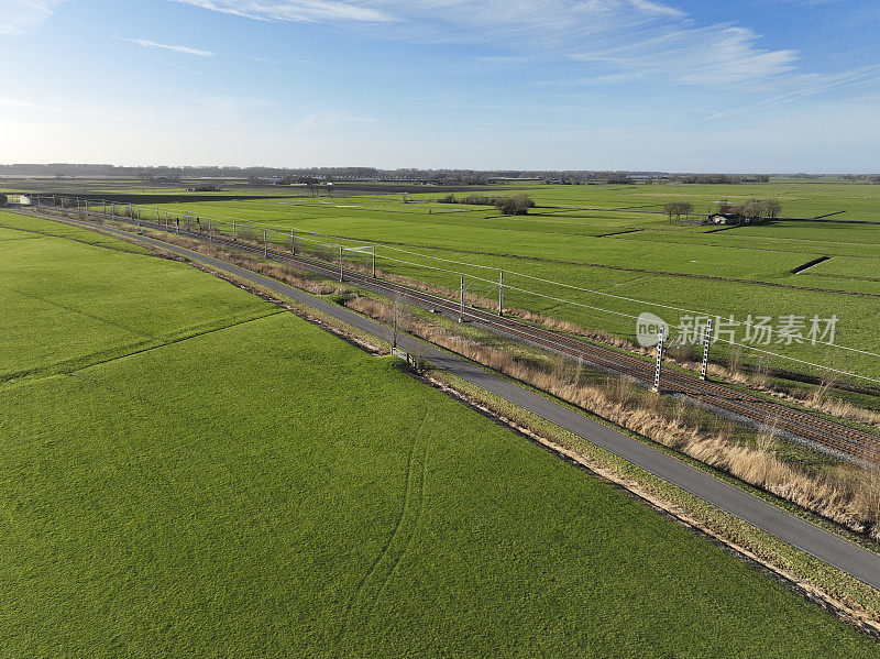 Hanzelijn铁路轨道穿过乡村景观在春天