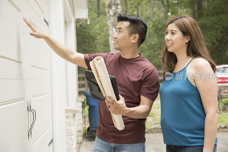 住房繁荣——年轻的成年人在外面看房子。他们会考虑增建和翻修。他们可以选择建造或购买一个已经建成的房子，并进行一些翻修。