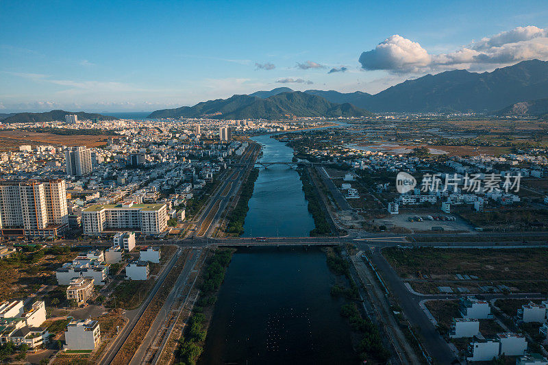 夕阳下的泉塘河