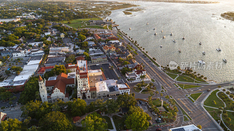 鸟瞰圣奥古斯丁市中心，马坦萨斯河上的狮子桥和佛罗里达州圣奥古斯丁大教堂。