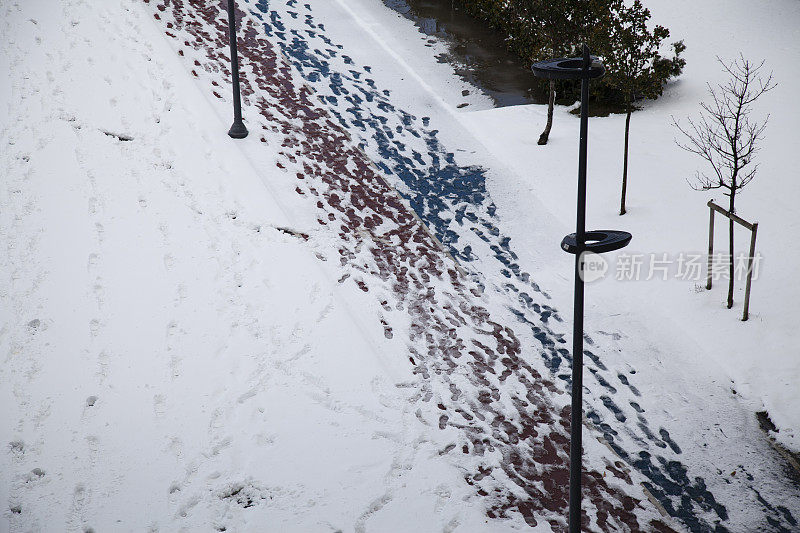 雪地里的街道和慢跑道