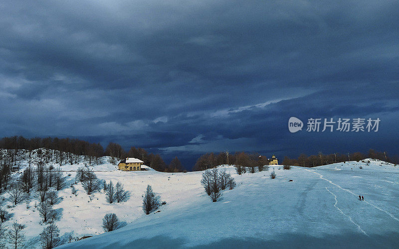 冬季的高山景观与引人注目的天空