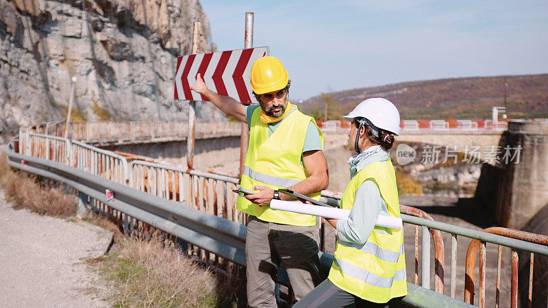 道路建设工程师的工作。修建新的公路。