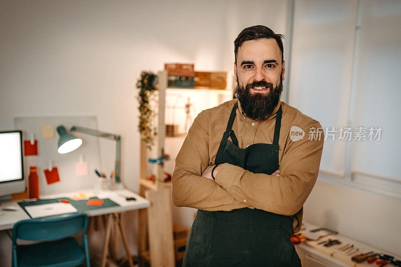 自信的大胡子艺术家站在艺术工作室的肖像