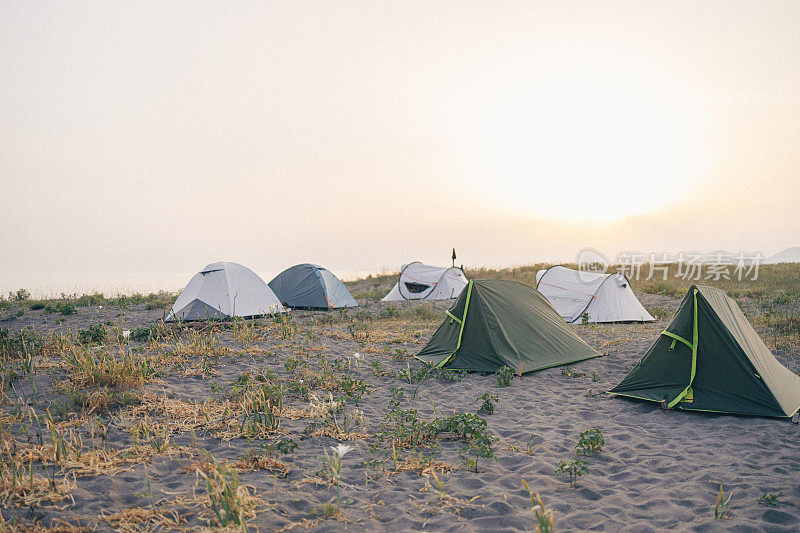 海滩上搭起的帐篷
