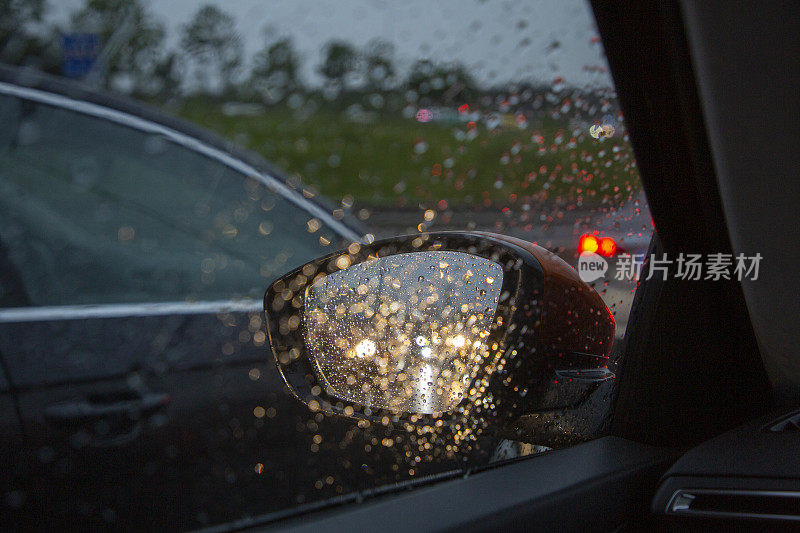 在雨天的高速公路上行驶的汽车视角