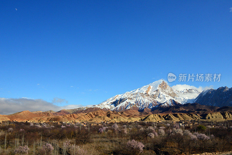 积雪覆盖的山峰和侵蚀的山脚，库姆地区，巴尔赫省，阿富汗