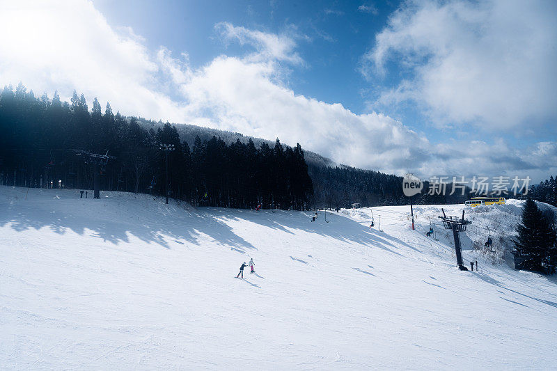 人们在雪山顶上进行冬季滑雪运动