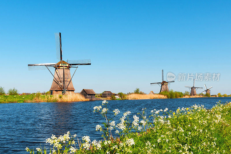 传统的荷兰风车，在荷兰的Kinderdijk