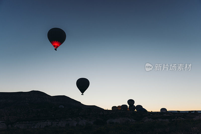 卡帕多西亚有数百个热气球，山上有雄伟梦幻的日出