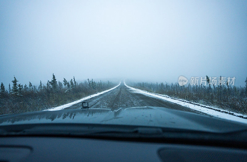 暴风雪后的育空公路