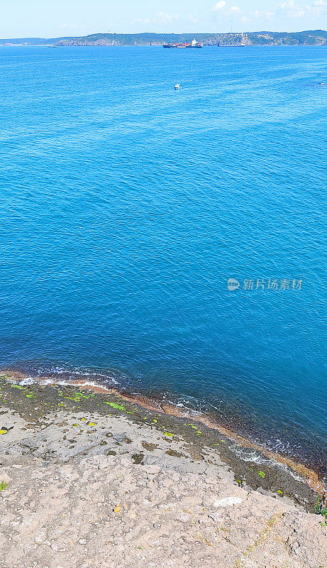 海浪拍打着海岸