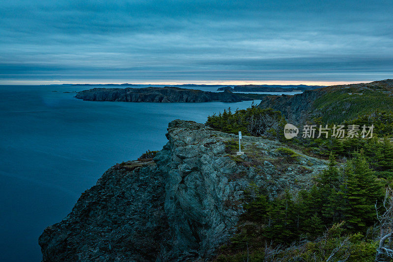 加拿大纽芬兰特威灵盖特长角灯塔乌鸦头的岩石大西洋海岸线