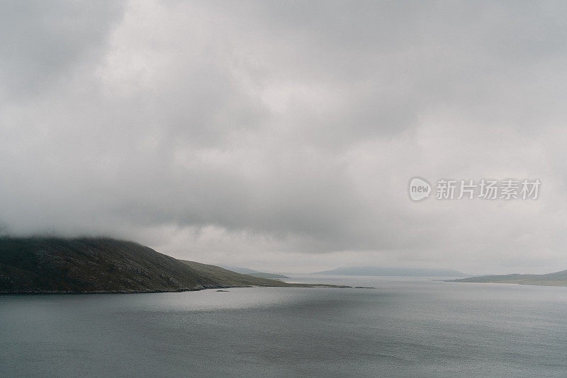 穆迪海湾的水，山和风暴云