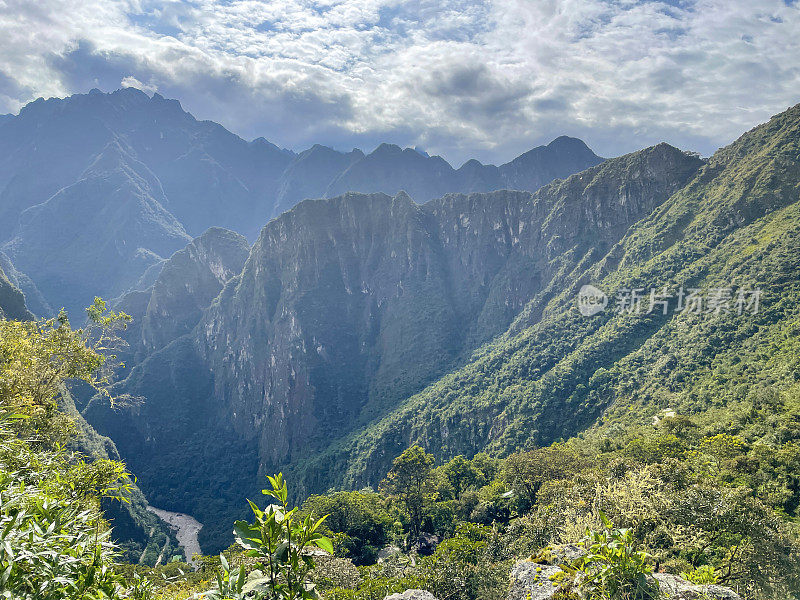 从秘鲁马丘比丘看山和河