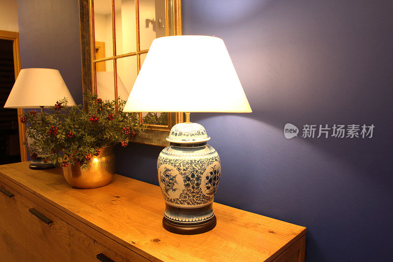 灯具采用复古风格灯罩，置于豪华家居的低矮橱柜上