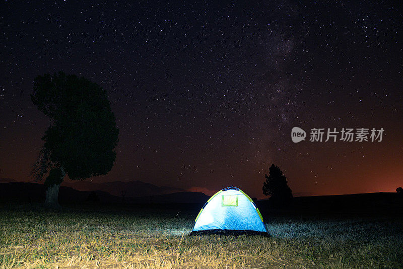 星空下露营帐篷的照片