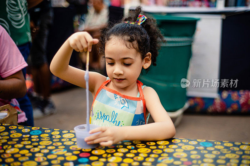 紫色黏液。孩子们在粘液车间学习制作粘液。专注于黏液。