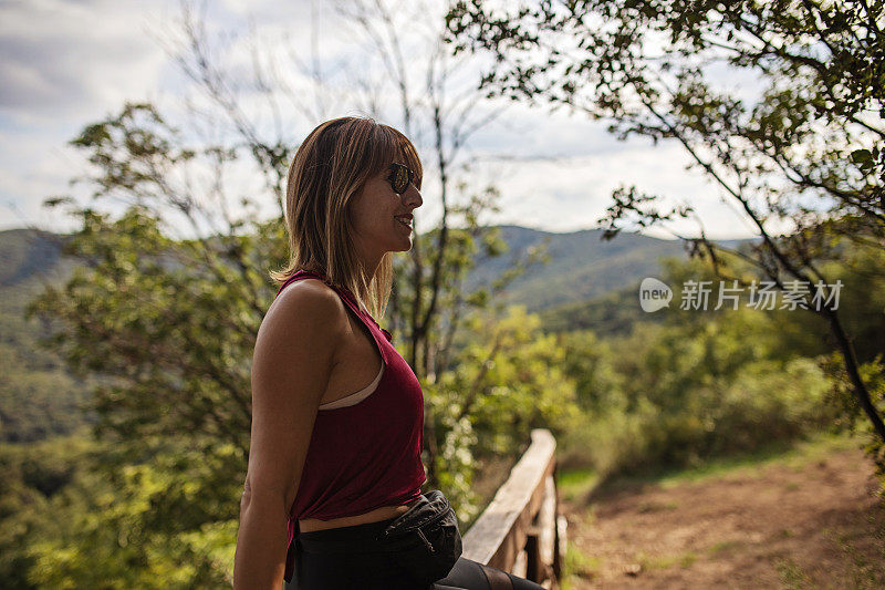 女性徒步旅行者正在欣赏美丽的风景