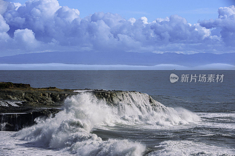 巨大的海浪撞击着海岸的岩石