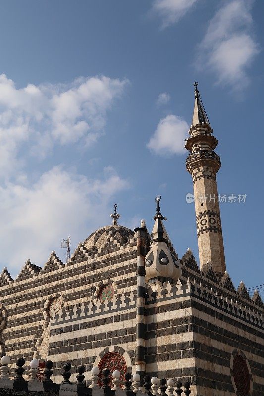 阿布达尔维什清真寺的建筑，位于约旦安曼的一座黑白相间的清真寺