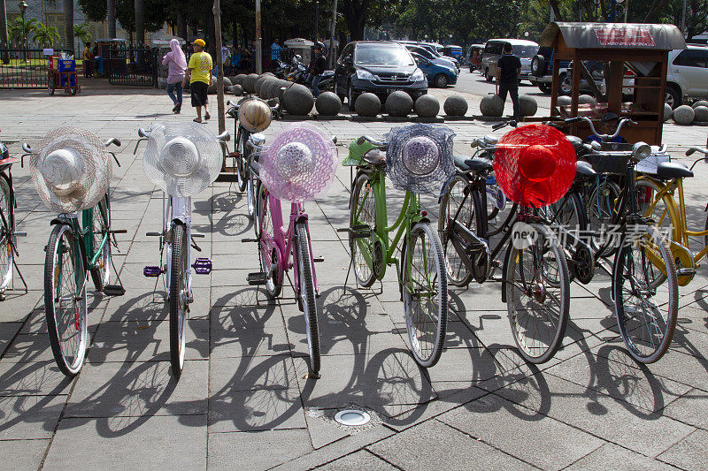 在哥打都亚的法塔希拉广场或雅加达老城区出租自行车。