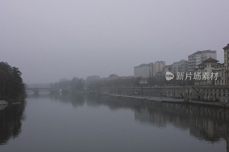 波河和都灵在雾中的城市景观