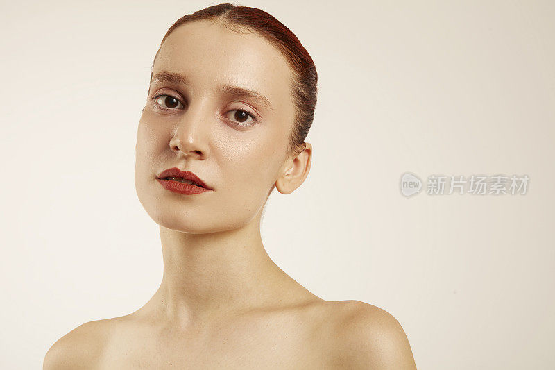 一个干净的雀斑红头发白种人年轻女子的肖像。