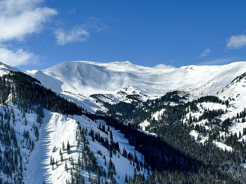 科罗拉多州，白雪皑皑的阿斯彭山脉