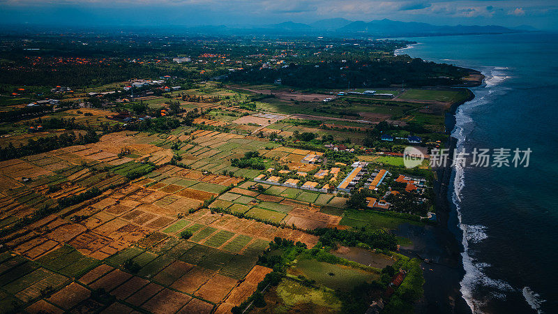 巴厘岛黑沙滩和稻田的鸟瞰图
