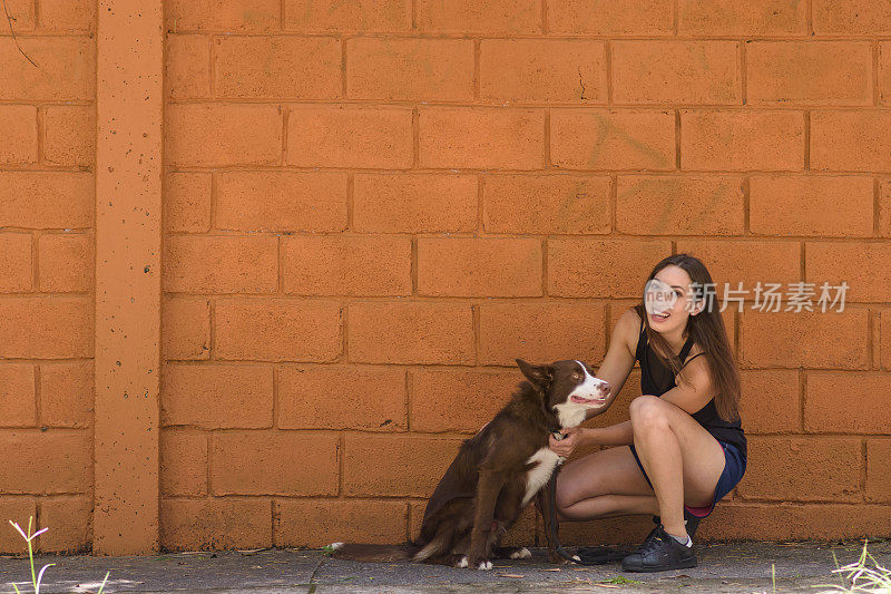 一个小女孩和她的宠物狗的肖像