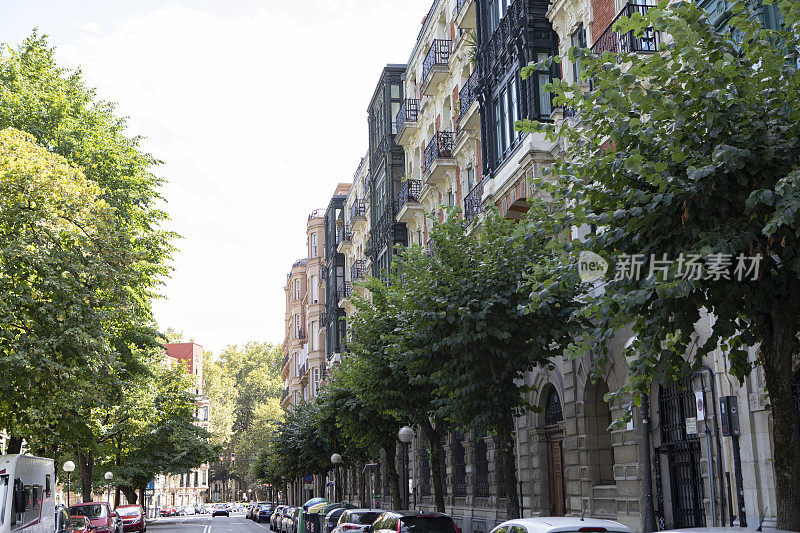 西班牙市中心的公寓楼和绿树成荫的人行道