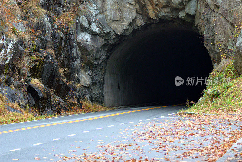 开车穿过蓝岭山脉的隧道