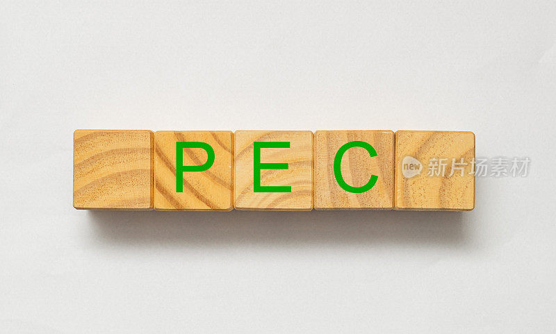 在巴西葡萄牙语中，木制方块上绿色字母的首字母PEC指的是巴西宪法修正案提案。