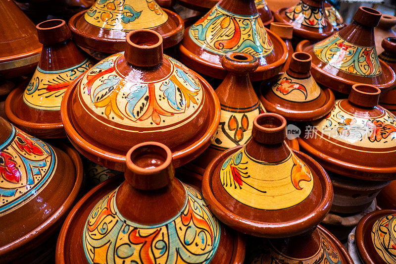 摩洛哥麦地那市场上陈列的陶瓷塔津。塔津是一种流行的容器，许多摩洛哥美食都是在这里烹制的。
