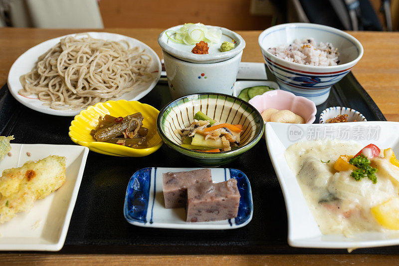 在日本一家典型的荞麦面餐厅里的荞麦面午餐