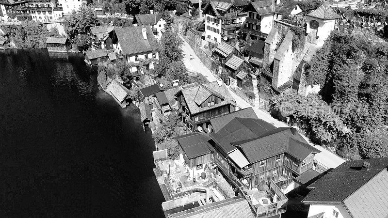 奥地利的哈尔斯塔特。在夏季，从湖面上空的无人机上鸟瞰美丽的小镇。
