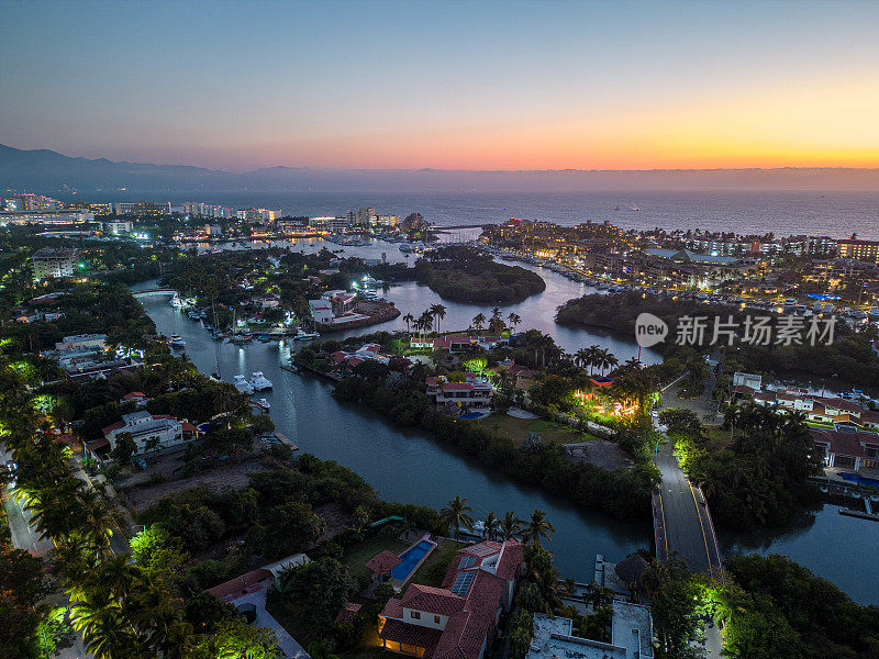 墨西哥巴亚尔塔港海岸度假胜地的鸟瞰图