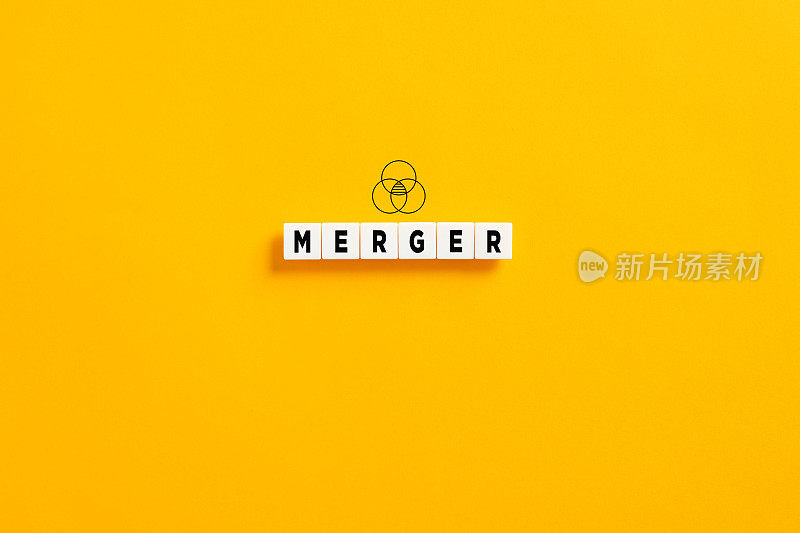 黄色背景上的白色字母块与单词合并。业务公司合并概念。