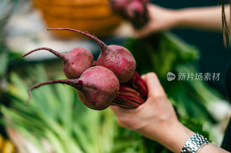 捧着一串红甜菜