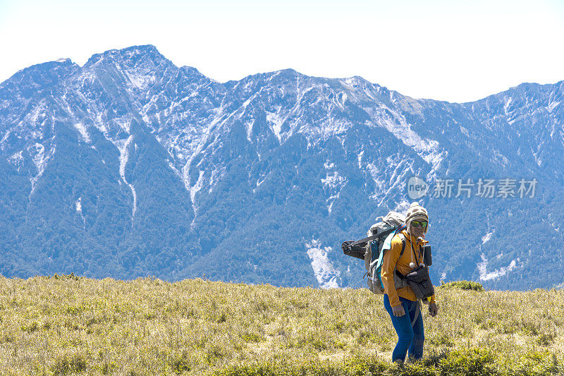 在山上徒步旅行的人的肖像。