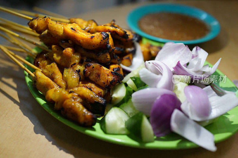 沙爹鸡肉配洋葱和黄瓜，马来西亚很受欢迎的街头小吃