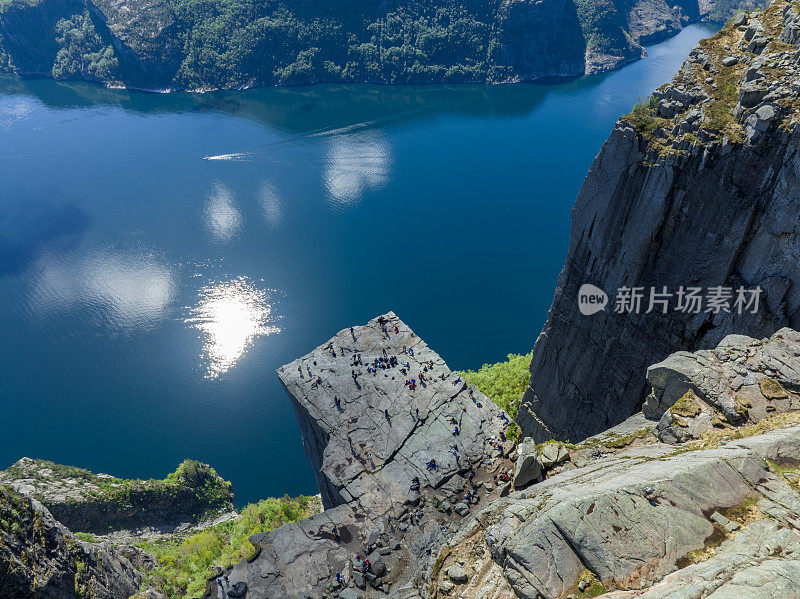 鸟瞰图的游客在布道石