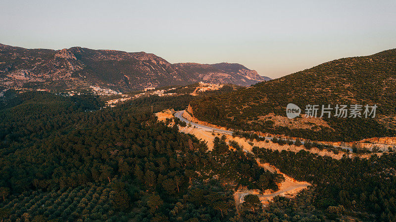 在土耳其，中东地区，日落时分，汽车在山上行驶的风景鸟瞰图