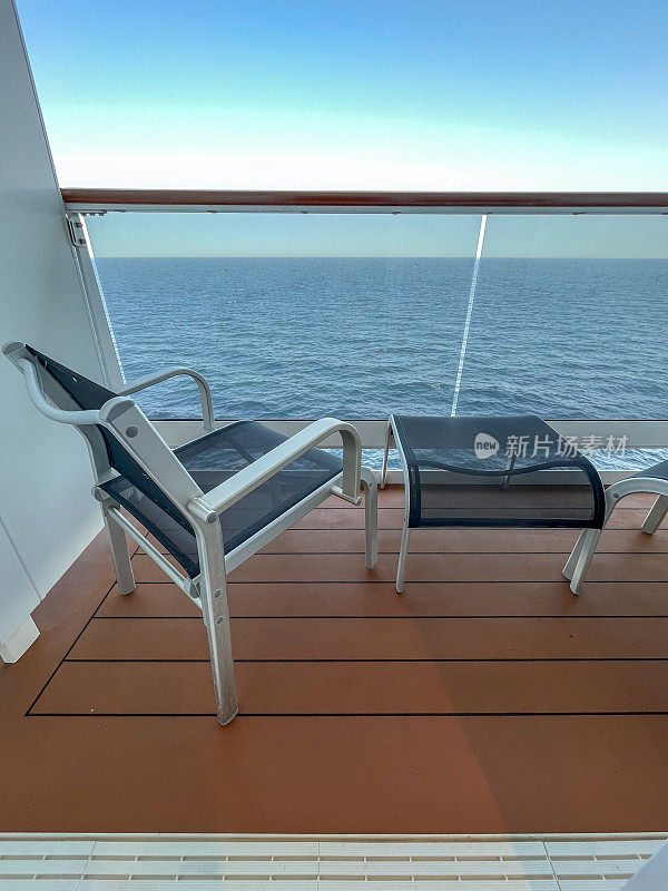 海上船上阳台的座位和桌子