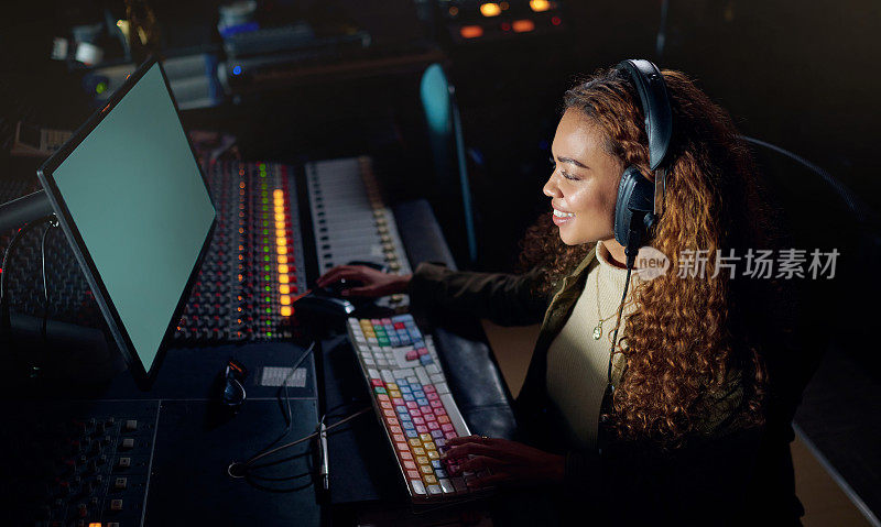 女士，微笑或音乐家耳机在电脑音乐录制，音响工程或歌曲创作在工作室。制作人，快乐或DJ技术在直播电台，edm音频或媒体专辑