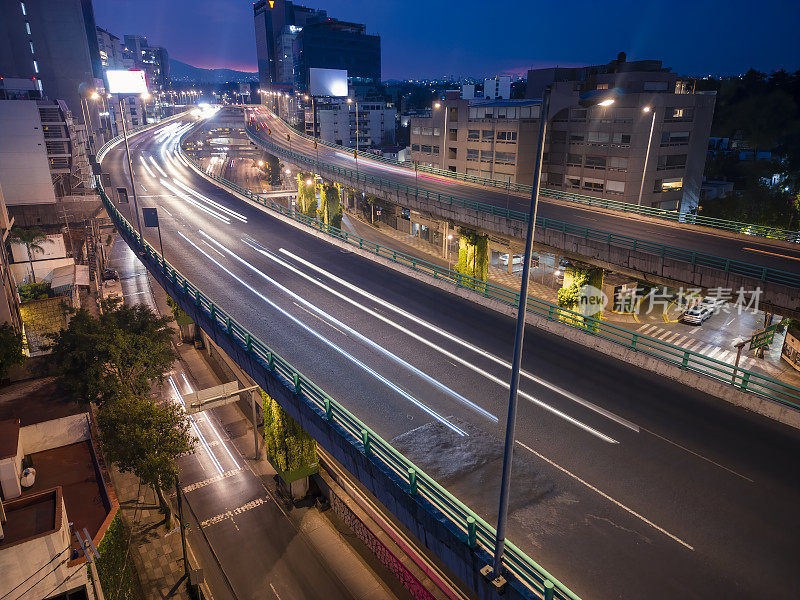 高架道路上的交通