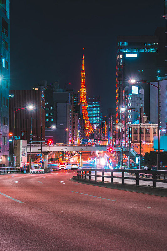 东京的城市道路和现代城市天际线