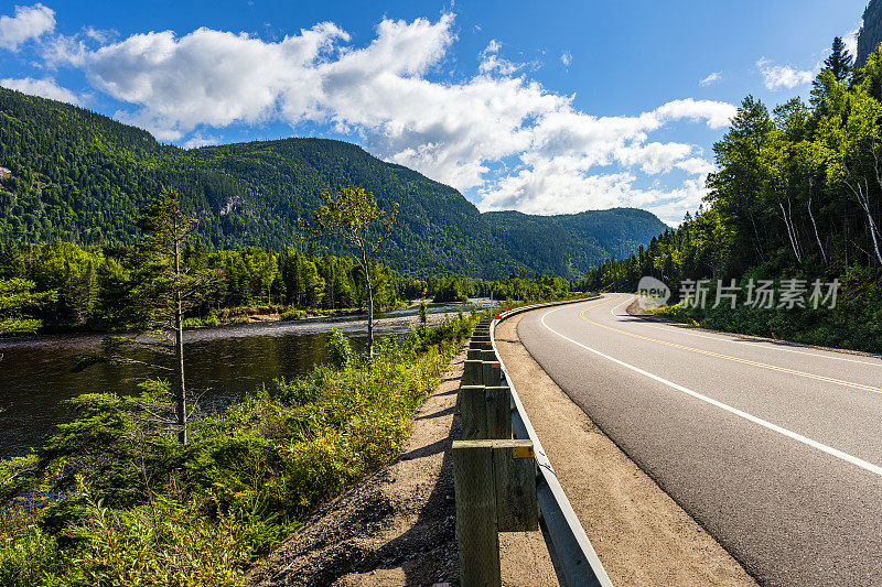 加拿大沿湖蜿蜒的道路