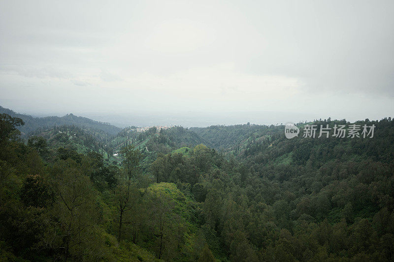 雨季阴天时的Bromo雾山山谷景观